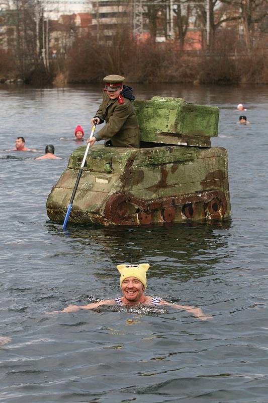 Čtvrtá vánoční plavba. V blanenském lomu plaval na Štědrý den tank, vor z lahví i otužilci.