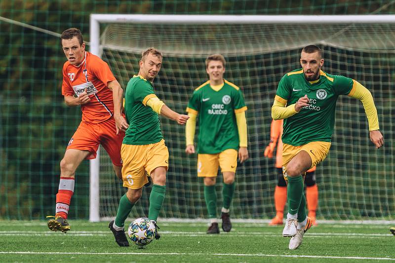 Fotbalisté Ráječka (v zeleném) sahali v Líšni po bodech, nemají ani jeden.