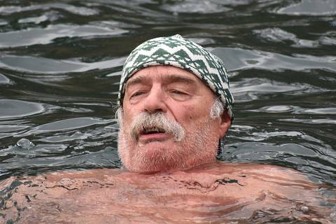 Zatopený lom v Šošůvce rozčeřili v neděli otužilci. Zaplaval si s nimi také herec Pavel Nový (na snímku).