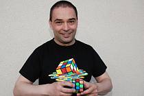 Pavel Novák ze Sloupu skládá Rubikovu kostku.