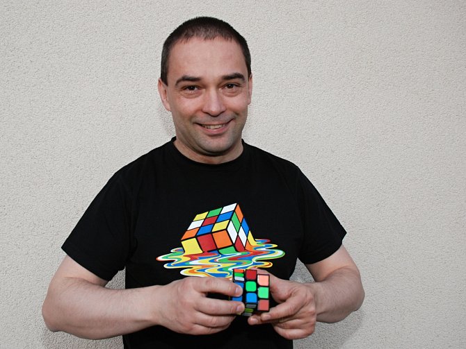 Pavel Novák ze Sloupu skládá Rubikovu kostku.