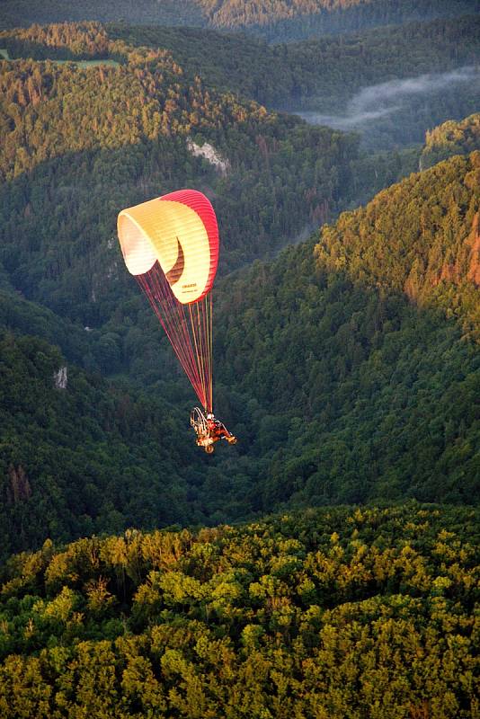 Adamovský farář Pavel Lazárek se léta věnuje létání na motorovém paraglidovém křídle. To později vyměnil za motorové rogalo. Foto: se souhlasem Pavla Lazárka