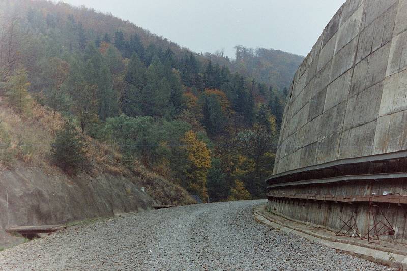 Rekonstrukce železniční trati Brno - Česká Třebová v letech 1996 až 1998. Na snímcích úsek mezi Brnem a Blanskem. Foto: se souhlasem Petra Štefka