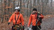 Profesionální hasiči cvičili v pondělí na lanové dráze Macocha v Moravském krasu na Blanensku.