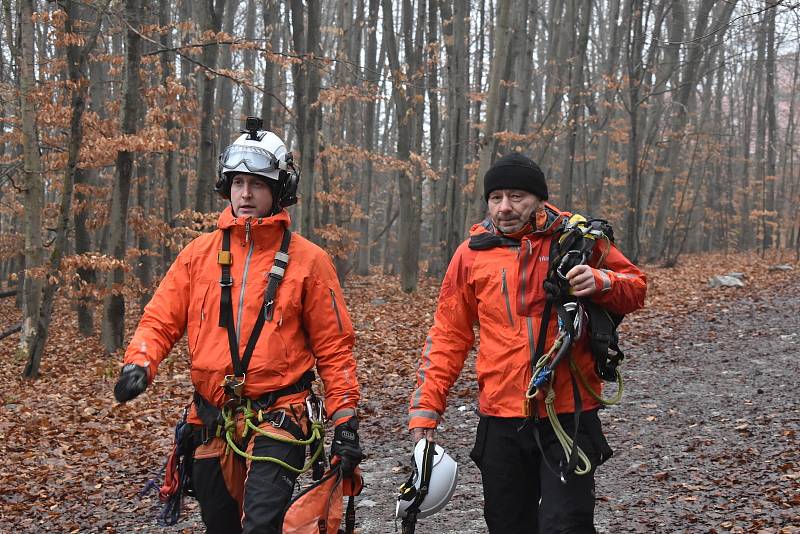 Profesionální hasiči cvičili v pondělí na lanové dráze Macocha v Moravském krasu na Blanensku.