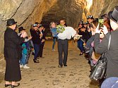 Otužilci a zimní plavci Martin a Lucie měli svatbu v jeskyni ve Sloupu na Blanensku. Po obřadu si šli s přáteli zaplavat do zatopeného lomu v Šošůvce.