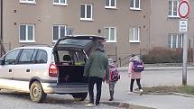 U boskovické základní školy na náměstí 9. května je to ráno o nervy a zdraví. Děti se trousí po silnici ze všech stran mezi přijíždějícími auty. A že jich není málo.