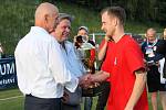 V utkání fotbalové divize D porazilo Blansko (modré dresy) Slovan Havlíčkův Brod 5:0. Před utkáním předali hráči svůj dar - šek na 15 000 korun - Domovu Olga.