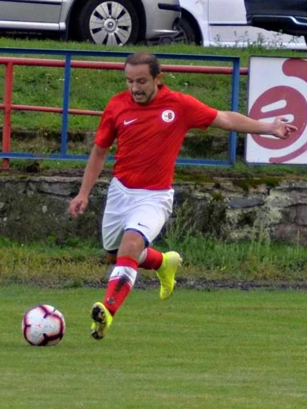 Ve druhém kole krajského přeboru porazily Boskovice (červené dresy) doma Ivančice 1:0.