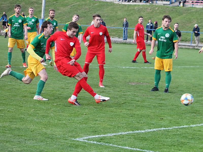 V utkání krajského přeboru porazili fotbalisté Tatarnu Bohunice (červené dresy) Olympii Ráječko 5:2.