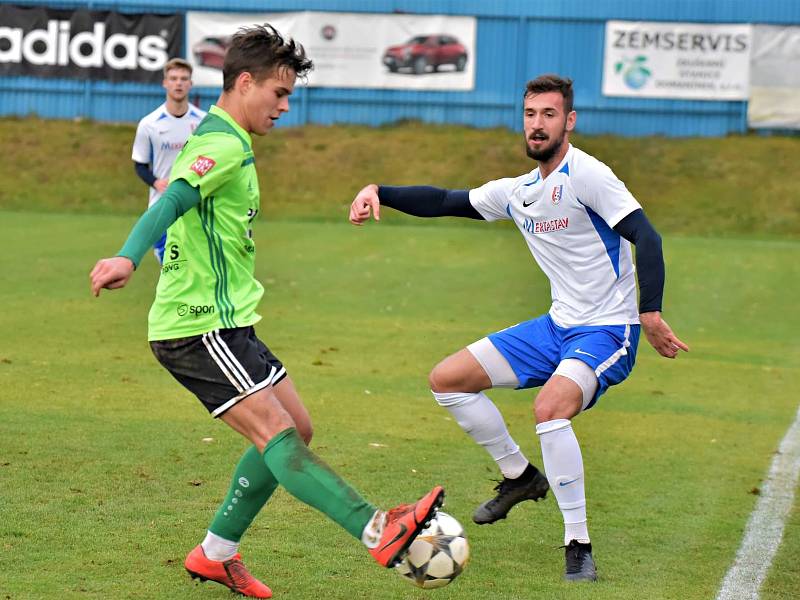 V posledním podzimním kole Moravskoslezské ligy prohráli fotbalisté Blanska (bílé dresy) v Novém Městě na Moravě s SFK Vrchovina 1:2.