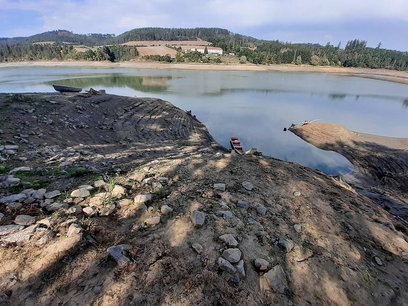 Upuštěná přehrada Křetínka láká i hledače s detektory.