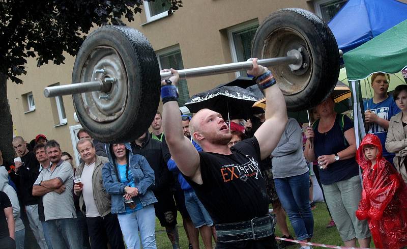 Siláci tahali v Šošůvce auto a převraceli obří pneumatiky.