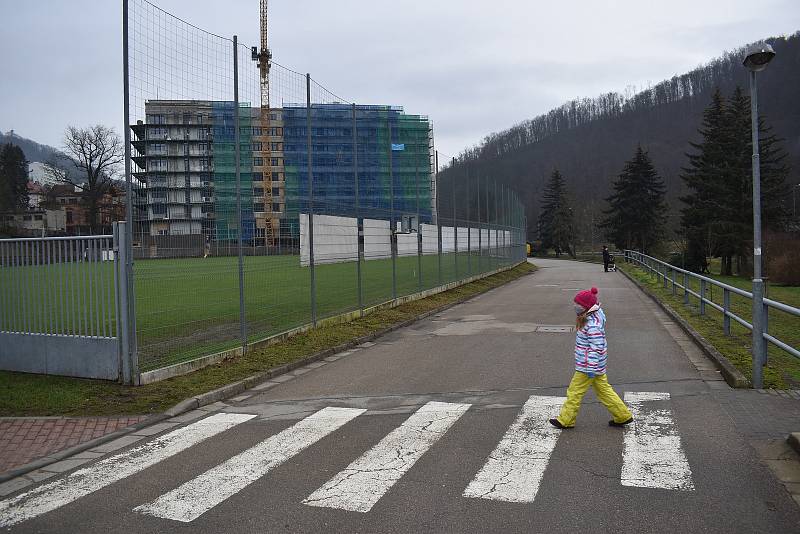 Svitavská. Tak Adamovští pojmenovali dosud bezejmennou ulici, která vede z tamního náměstí Práce kolem řeky a fotbalového hřiště do bývalého areálu Adamovských strojíren. Jednu z jeho budov investor přestavuje na polyfunkční dům s byty.