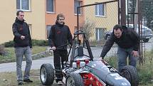 DRAGON II. Studenti VUT Brno soutěží s formulí v projektu Formule student. Už postavili dva prototypy závodních strojů. Formuli Dragon II předvedli v Jedovnicích. Letos s ní odjeli tři závody.