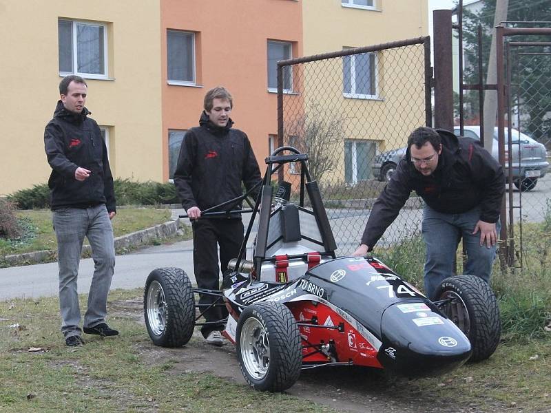 DRAGON II. Studenti VUT Brno soutěží s formulí v projektu Formule student. Už postavili dva prototypy závodních strojů. Formuli Dragon II předvedli v Jedovnicích. Letos s ní odjeli tři závody.