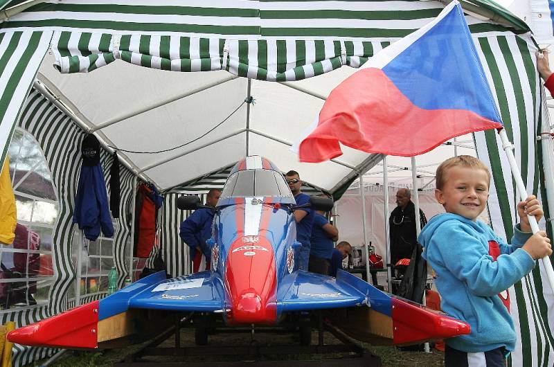 Rybník Olšovec v Jedovnicích na Blanensku viděl souboje motorových člunů, které dosahují rychlosti až 180 kilometrů za hodinu.