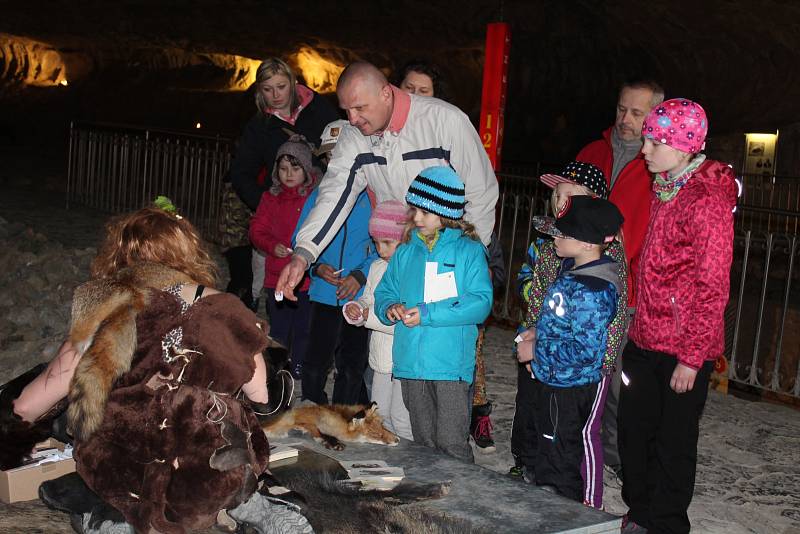 Cestu do pravěku si na Bílou sobotu užili návštěvníci Sloupsko-šošůvských jeskyní. Díky netradičním velikonočním prohlídkám s neandertálci.