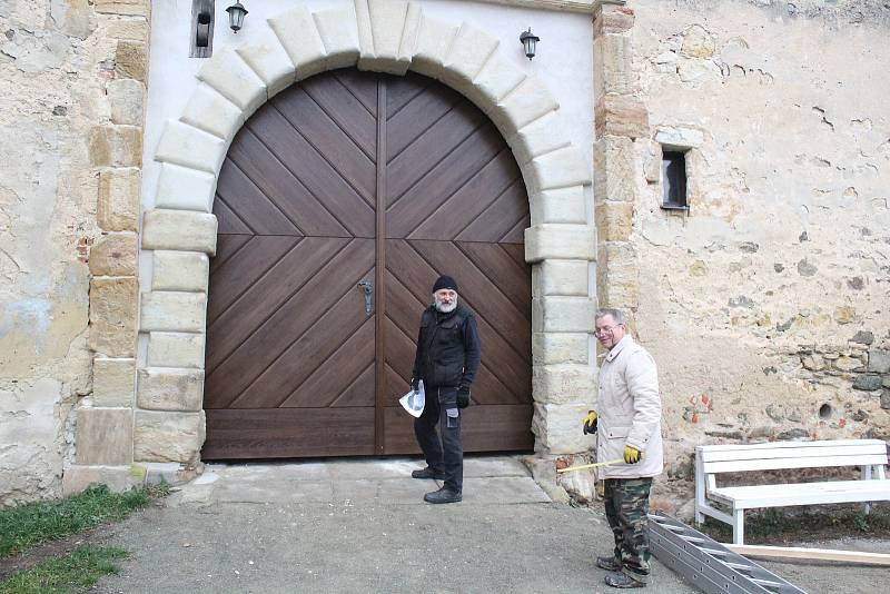 Restaurátoři osadili nová vstupní vrata na hradě v Boskovicích.