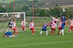 Fotbalisté Blanska (v modročerveném) v divizi poprvé prohráli venku. Ve Staré Říši dostali příděl 3:0. Dvě branky za domácí vstřelil Abdoulaye Konate.