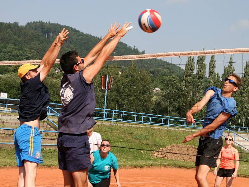 Tři antukové kurty na Sportovním ostrově Ludvíka Daňka ovládl v sobotu volejbalový turnaj O pohár předsedy ASK Blansko. Na dvaatřicátý ročník přijelo devět smíšených družstev. Vyhrály Boskovice.