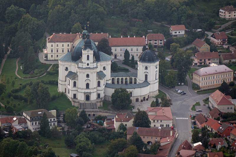 Poznáte v tradičním vzdušném kvízu motorového paraglidisty Petra Buchty z Adamova na Blanensku, která místa v regionu fotografoval tentokrát?