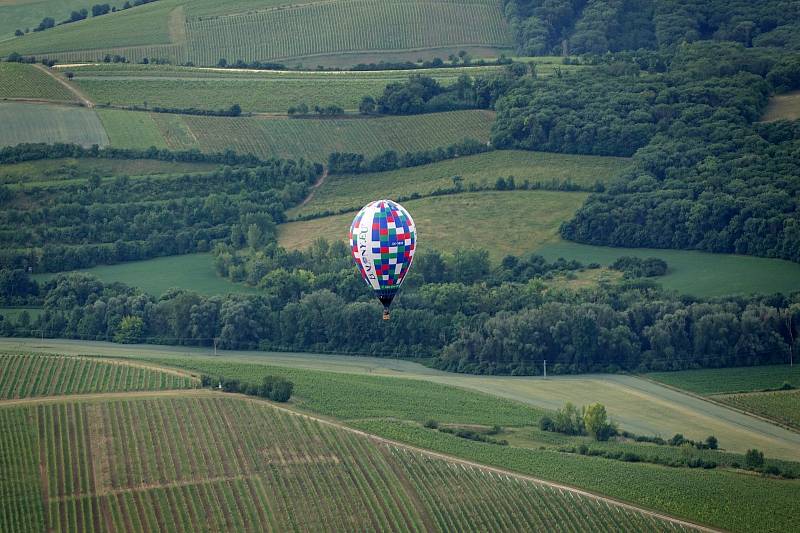 Paraglidista Petr Buchta z Adamova na Blanensku tentokrát vyměnil krásy Moravského krasu z ptačí perspektivy za kraj vinic, řeky Dyje a jezer pod Pálavou. Poznáte, nad kterými místy na Břeclavsku a v Rakousku létal? Se svolením Petra Buchty