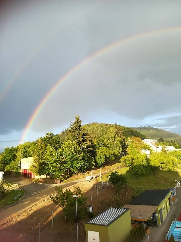 Čtenáři Blanenského deníku Rovnost fotografovali v pondělí na Blanensku a v okolí duhu. Poznáte, kde přesně?