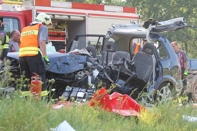 Nehoda se stala asi půl kilometru před kruhovým objezdem v Černé Hoře ze směru od Brna. Řidič osobního auta Mazda Premacy, který jel od Brna, čelně narazil do linkového autobusu.