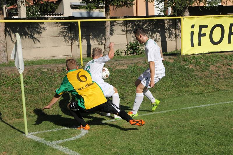 Fotbalisté Ráječka prohráli doma s Bohunicemi (v bílém) 3:2.