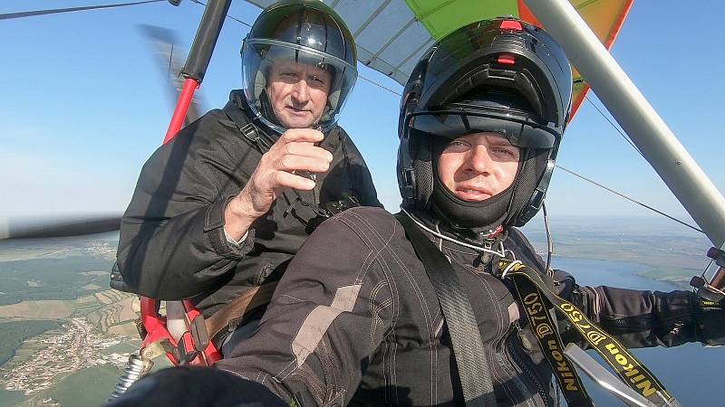 Adamovský farář Pavel Lazárek se léta věnuje létání na motorovém paraglidovém křídle. To později vyměnil za motorové rogalo.