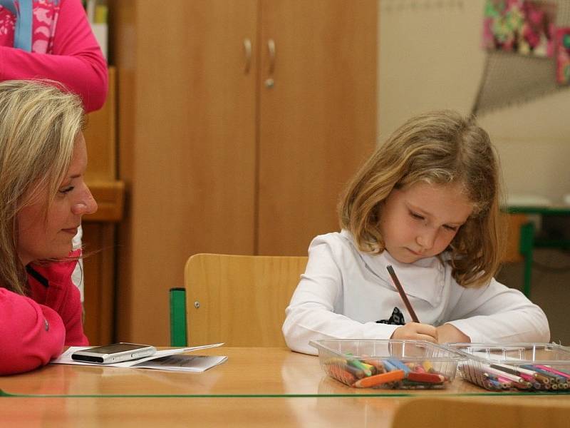 Po chodbách adamovské školy v ulici Komenského se procházeli ve čtvrtek odpoledne v doprovodu rodičů a starších sourozenců budoucí prvňáčci. Vedení školy pro ně připravilo netradiční zápis. Pohádkový. 