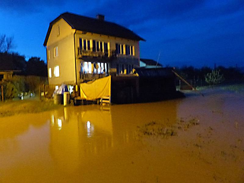 Zničené předzahrádky domů v ulici k Číhadlu a nánosy bahna na silnicích. To jsou následky nedělní povodně ve Velkých Opatovicích na Blanensku. FOTO/Hasičský záchranný sbor Jihomoravského kraje