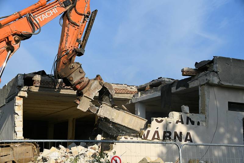 Těžká technika začala v úterý s demolicí boskovického hotelu Velen.