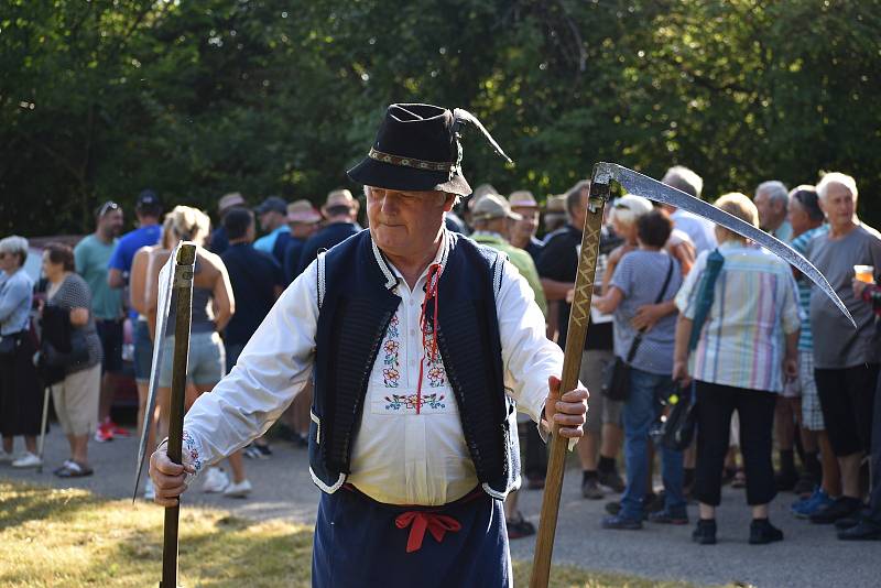 Kloboučské bratrstvo pořádalo už po dvanácté sečení otav. Soutěžilo jedenáct mužů, pět žen a dva junioři.