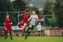 Fotbalisté Rájce-Jestřebí (v bílozeleném) v nedělním okresním derby vyhráli ve Vilémovicích 2:1. Ilustrační foto.