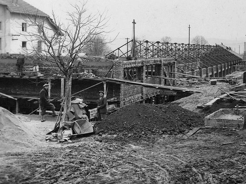 Historie šamotky ve Velkých Opatovicích sahá do poloviny devatenáctého století. Tehdy Ignác Meisel z Březiny získal kutací právo na lupky a žáruvzdorné jílovce.