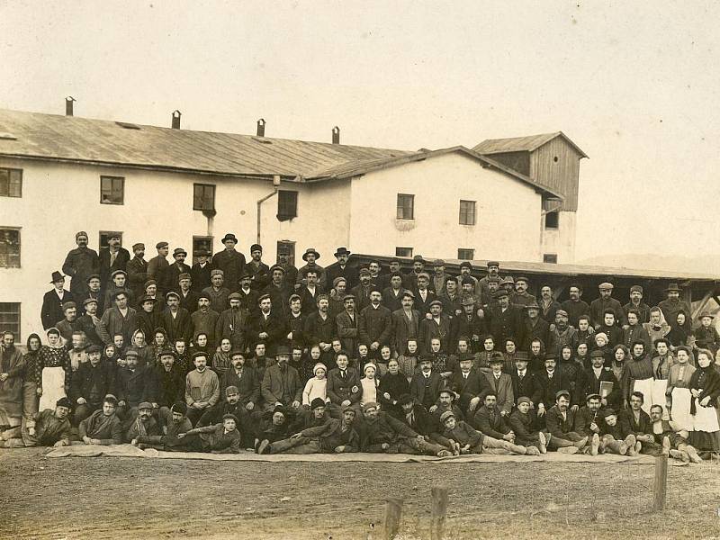 Historie šamotky ve Velkých Opatovicích sahá do poloviny devatenáctého století. Tehdy Ignác Meisel z Březiny získal kutací právo na lupky a žáruvzdorné jílovce.