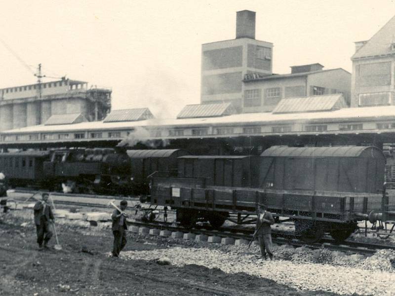 Historie šamotky ve Velkých Opatovicích sahá do poloviny devatenáctého století. Tehdy Ignác Meisel z Březiny získal kutací právo na lupky a žáruvzdorné jílovce.