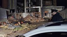 Při zřícení násypky uhlí v areálu bývalé továrny Vlněna ve Svitávce zemřel jeden člověk.