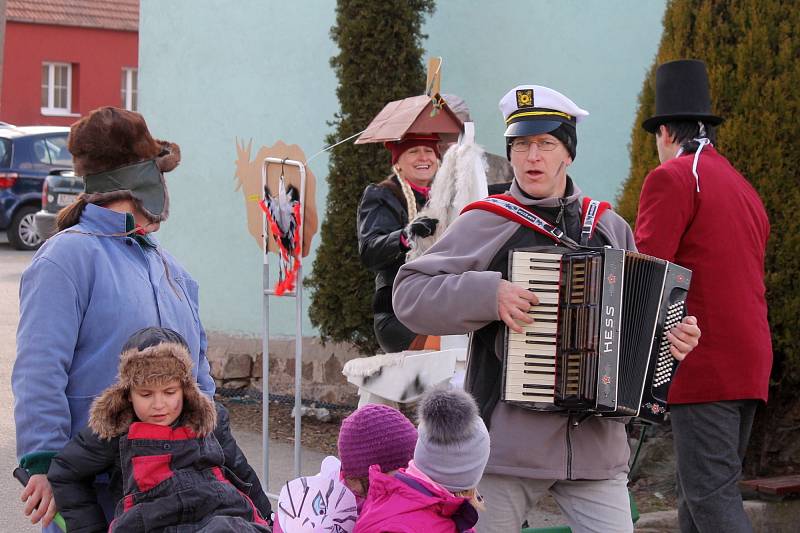 V masopustních průvodech na Blanensku mašírovali medvědi, hippies i kosmonauti. Na snímcích je ostatkové veselí v Těchově a na Obůrce.