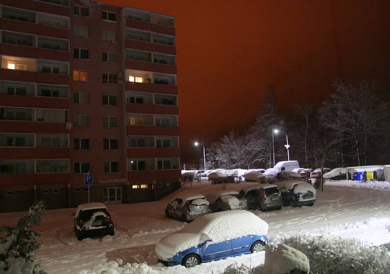 Adamovské sídliště v ulici Družstevní bylo kvůli sněhové kalamitě v pondělí od třičtvrtě na deset večer bez elektřiny. Zhruba půl hodiny.