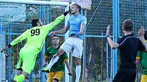 Okresní derby krajského přeboru fotbalistů zcela ovládli hosté v Boskovic (modré dresy). V Ráječku vyhráli vysoko 5:0.