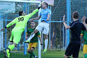 Okresní derby krajského přeboru fotbalistů zcela ovládli hosté v Boskovic (modré dresy). V Ráječku vyhráli vysoko 5:0.