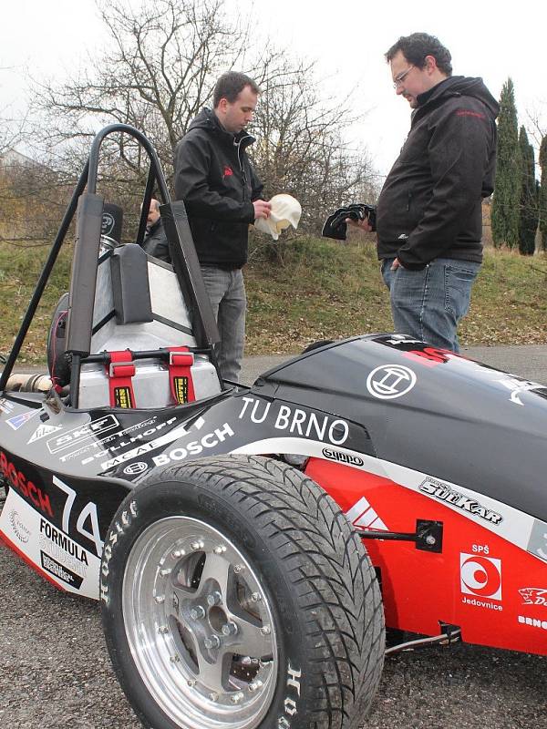 DRAGON II. Studenti VUT Brno soutěží s formulí v projektu Formule student. Už postavili dva prototypy závodních strojů. Formuli Dragon II předvedli v Jedovnicích. Letos s ní odjeli tři závody.