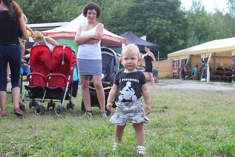 Na Motosrazu ve Voděradech se lidé pobavili a pomohli dětem.