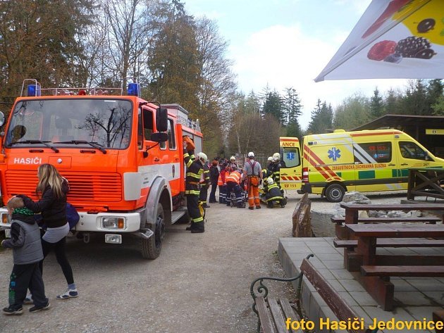 Vysíleného turistu zachraňovali hasiči.