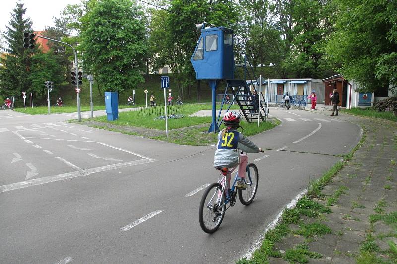 Dětské dopravní hřiště v Blansku bude nově patřit městu Blansku. Opraví plot a likusáky.