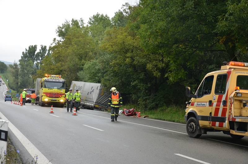 U zemědělského družstva na silnici I/43 u Bořitova bourala v pondělí dvě nákladní a jedno osobní auto.