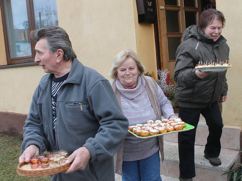 Masky za pět hodin obešly celé Kladoruby.